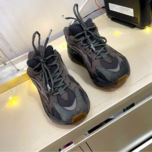 Yeezy Sneakers in Dark Gray and Black